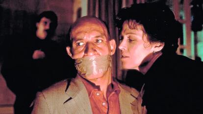 Ben Kingsley y Sigourney Weaver, en la adaptación cinematográfica de 'La muerte y la doncella', película de Roman Polanski.