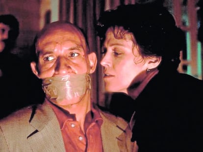 Ben Kingsley y Sigourney Weaver, en la adaptación cinematográfica de 'La muerte y la doncella', película de Roman Polanski.