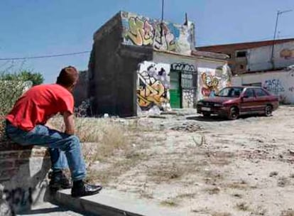 Una de las casas que resisten al derribo en el poblado de Fuencarral.