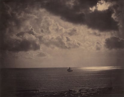 'El velero' (1856). Gustave Le Gray nació en 1820 en la localidad francesa de Villiers-le-Bel. En 1849 abrió su estudio en París y sólo un año después publicó su primer manual.