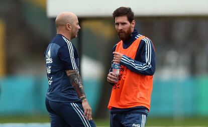 Lionel Messi dialoga con Jorge Sampaoli durante un entrenamiento de la selecci&oacute;n argentina.