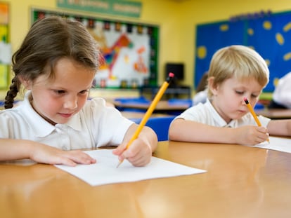 Sentarse en el lado izquierdo del pupitre en el colegio es una de las maneras de ayudar a los niños zurdos.