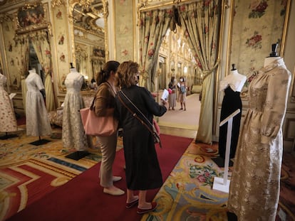 Dos mujeres observaban el jueves un traje de noche de Elio Berhanyer, en el palacio de Fernán Núñez.
