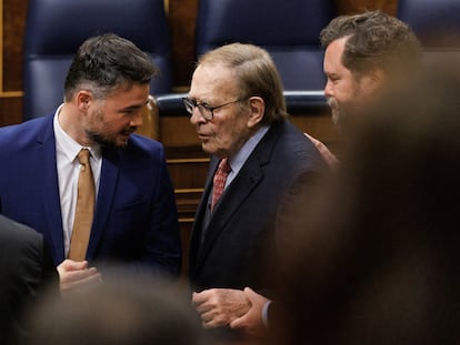 El portavoz de ERC en el Congreso, Gabriel Rufián; el candidato de la moción de censura, el profesor y economista Ramón Tamames y el portavoz de Vox en el Congreso, Iván Espinosa de los Monteros, a su llegada a un debate de la moción de censura, en el Congreso de los Diputados, este martes.