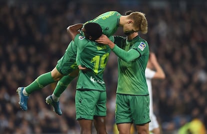 Odegaard celebra con sus compañeros el primer gol de la Real Sociedad.