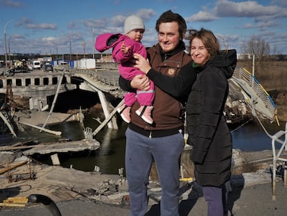 Julia, Oleg y Emma posaban en el puente de Irpin, un año después del inicio de la guerra de Ucrania.