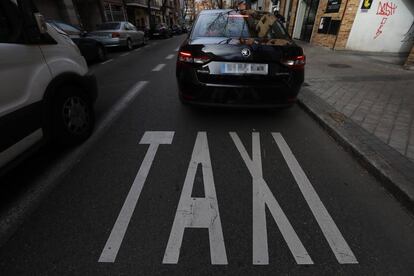 Un vehículo VTC en un servicio en las calles de Madrid, durante el tercer día de protestas del taxi.