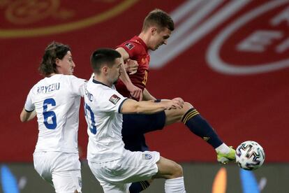 El centrocampista de la selección española Dani Olmo (derecha) pelea un balón con los jugadores de Kosovo Hekuran Kryzeiu (centro) e Ibrahim Dresevic durante el partido de clasificación para el Mundial Qatar 2022.