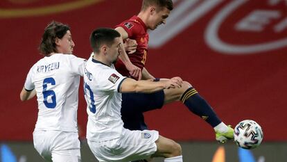 El centrocampista de la selección española Dani Olmo (derecha) pelea un balón con los jugadores de Kosovo Hekuran Kryzeiu (centro) e Ibrahim Dresevic durante el partido de clasificación para el Mundial Qatar 2022.