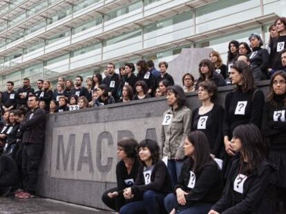 Los trabajadores del Macba protestan por los despidos en el museo.