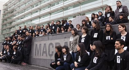 Los trabajadores del Macba protestan por los despidos en el museo.