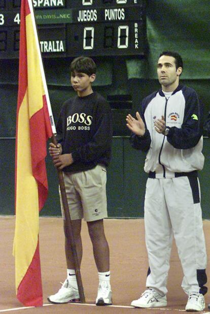 Nadal, con 14 años, junto a Corretja en la final de la Davis de 2000.