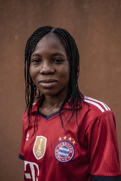 <p>El fútbol es innato en mí. Cuando era pequeña, ya jugaba a cuatro patas y gracias a la pelota empecé a andar. Traté de jugar en mi barrio con los chicos, pero me decían que las niñas no tenían derecho a jugar, así que busqué otros barrios donde me aceptasen. Intenté crear un grupo de chicas, pero todas abandonaban y la gente me desanimaba diciendo que el fútbol femenino no merecía la pena. </p> <p>En 2012, cuando tenía 15 años, mi equipo ganó el torneo nacional y fuimos a jugar a Kenia. A partir de ese momento, mi papá dijo que si obtenía buenas notas en el instituto me dejaría seguir. En 2017 me saqué una oposición para ser policía y ahora trabajo en la dirección de Deportes. A partir de 2020, empecé a salir en la tele y en las redes sociales, así que la gente ha comenzado a conocerme. Pero aquí, si eres mujer, no puedes vivir de eso, como en otros países. Tengo 27 años y sueño con jugar en un equipo nacional de mujeres en el extranjero, donde pueda vivir de ello. Me casé en 2019 y aunque mi marido no practica nada, respeta mi pasión por el fútbol. </p>