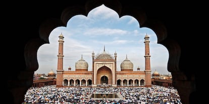 Muslims offer Eid al-Adha prayers at the Jama Masjid (Grand Mosque) in the old quarters of Delhi, India, August 22, 2018. REUTERS/Adnan Abidi TPX IMAGES OF THE DAY