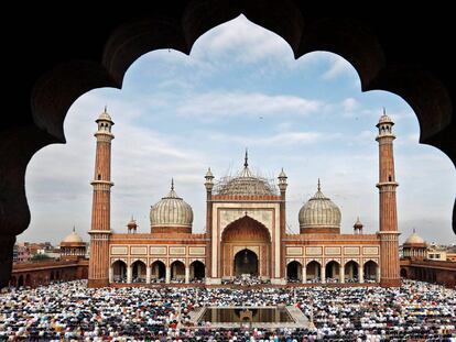 Muslims offer Eid al-Adha prayers at the Jama Masjid (Grand Mosque) in the old quarters of Delhi, India, August 22, 2018. REUTERS/Adnan Abidi TPX IMAGES OF THE DAY