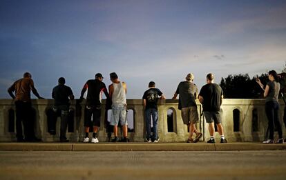 Un grupo de personas se reúnen en un puente para mirar la crecida del río Cape Fear en Fayetteville, Carolina del Norte.