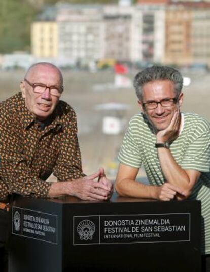 Jacques Champreux (izda.), colaborador de Georges Franju, posa con Quim Casas, coordinador del ciclo sobre el cineasta francés, en San Sebastián.