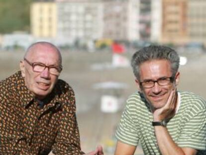 Jacques Champreux (izda.), colaborador de Georges Franju, posa con Quim Casas, coordinador del ciclo sobre el cineasta francés, en San Sebastián.