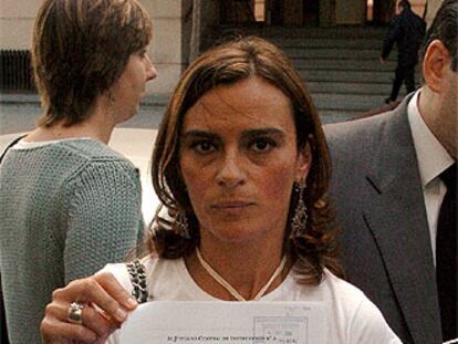 La coordinadora de la Plataforma España y Libertad, Yolanda Couceiro, ante las puertas de la Audiencia, donde ha ratificado su denuncia.