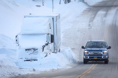 Los vehículos quedan varados en la carretera después de una tormenta de invierno que azotó la región de Buffalo en Amherst, Nueva York, EE. UU.