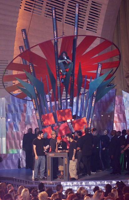 Tim Commerford sitting on stage as Limp Bizkit accepted the award in 2000.