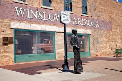 'Standin' on the Corner Park', en Winslow (Arizona), es una escultura en homenaje a Jackson Browne y Glenn Frey, y su canción 'Take it Easy'.