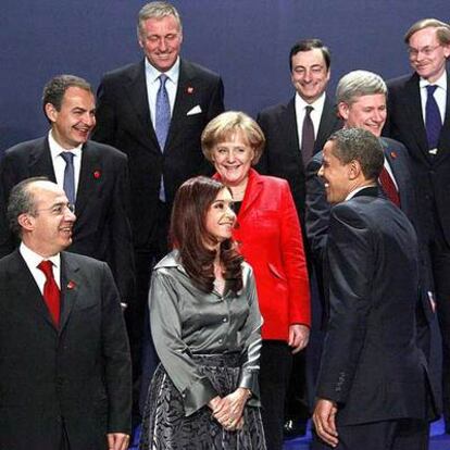Obama se suma al grupo de líderes del G-20, con Zapatero en la segunda fila, para la foto de familia.
