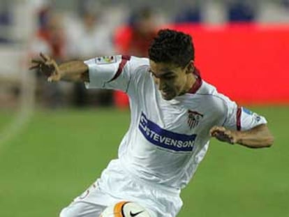 Navas intenta driblar a Raúl Lopez.