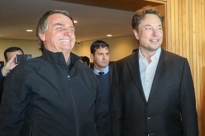 El entonces presidente brasileño, Jair Bolsonaro, recibe al empresario Elon Musk en Brasilia, en 2022.