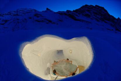 Un <i>jacuzzi</i> bajo las estrellas en el hotel Iglú Grandvalira, en Andorra, que se construye cada diciembre y se derrite cada primavera.