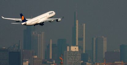 Un A340 de Lufthansa despega del aeropuerto de Fráncfort.