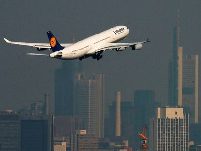 Un A340 de Lufthansa despega del aeropuerto de Fráncfort.