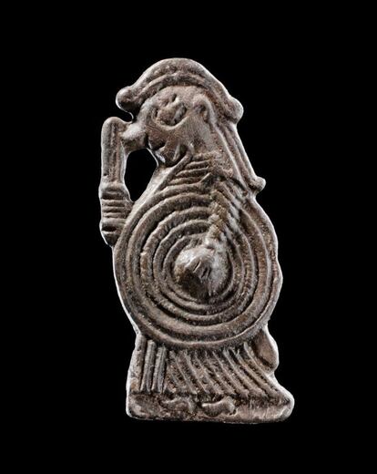 Broche de plata y niel con forma de valquiria (figuras mitológicas que elegían a los héroes caídos más valerosos para llevarlos al Valhalla, el paraíso) datado en el siglo IX.