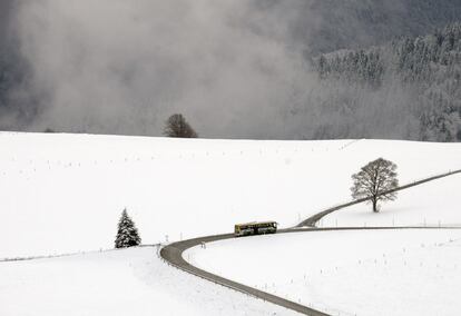 Un autobús circula por un paisaje cubierto de nieve cerca de Freiburg, en el sur de Alemania, el 6 de noviembre de 2017.  