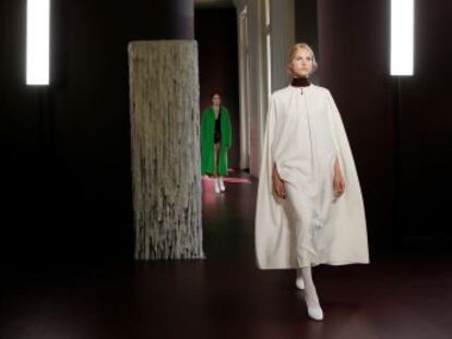 Armani y Gaultier presentan propuestas contenidas y Valentino define una nueva silueta menos ostentosa y más realista