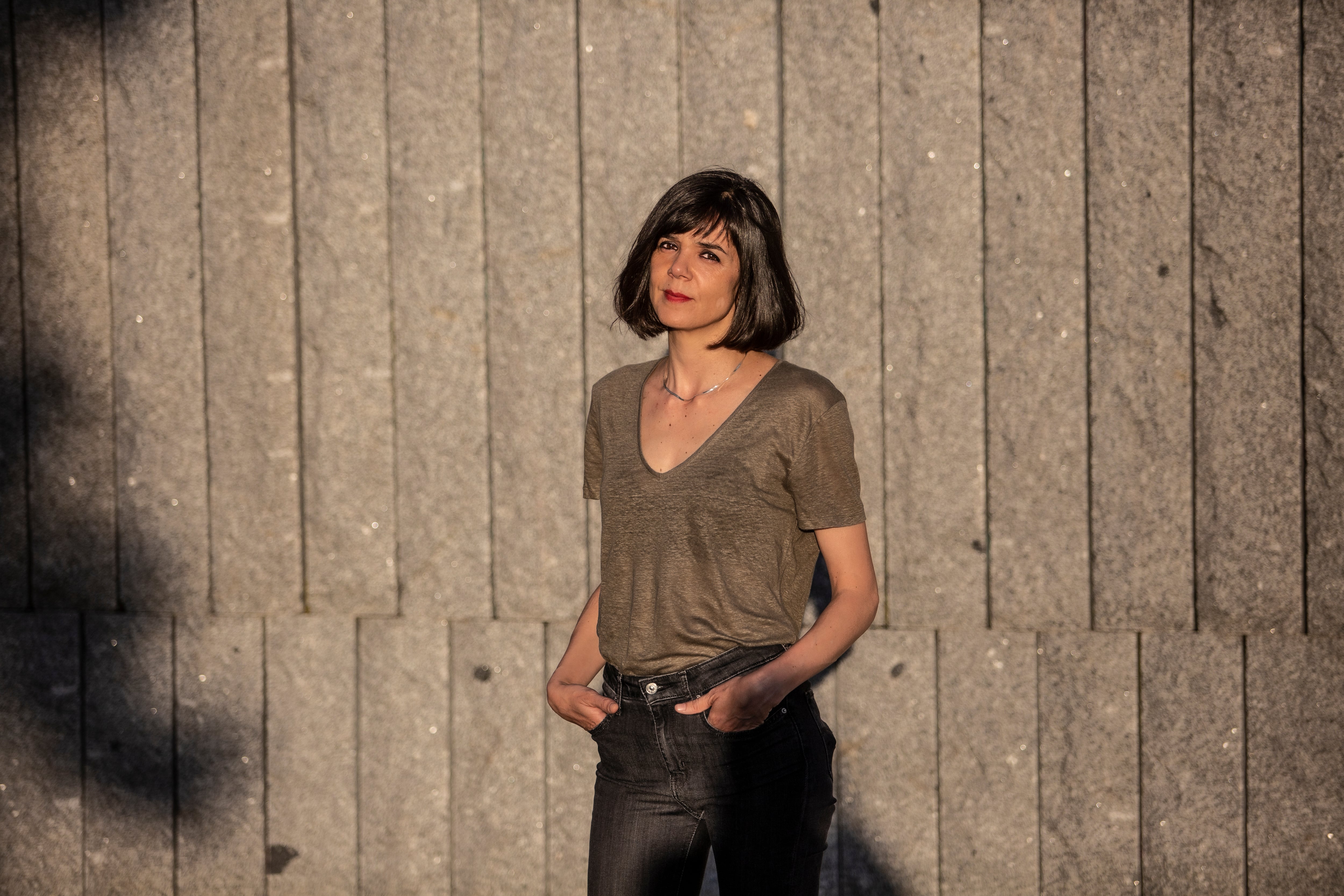 Lara Moreno baja a la calle, grita y echa a correr en ‘Ningún amor está vivo en el recuerdo’