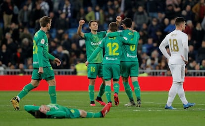 Los jugadores de la Real Sociedad celebran la victoria ante el Real Madrid.