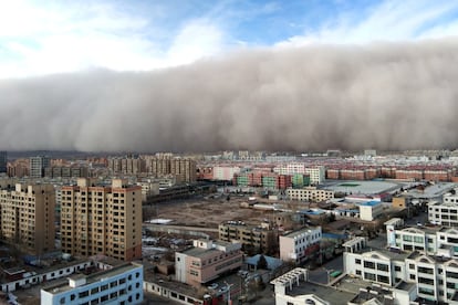 Una tormenta de arena se abate el pasado domingo sobre la ciudad de Zhangye (China).