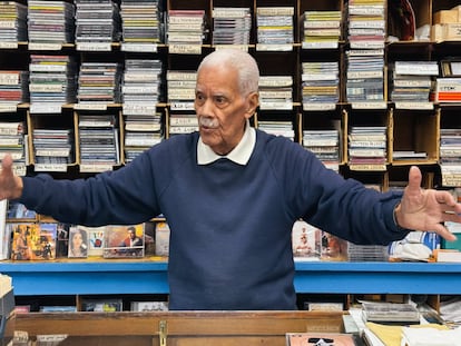 Miguel Ángel Amadeo dirige Casa Amadeo, la tienda de música más antigua de Nueva York.
