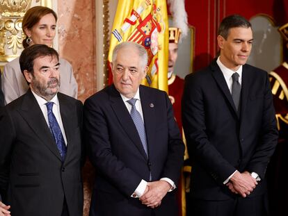 Vicente Guilarte (a la izquierda), junto al presidente del Tribunal Constitucional, Cándido Conde-Pumpido, y el presidente Pedro Sánchez, en el acto del Día de la Constitución el pasado diciembre en el Congreso.
