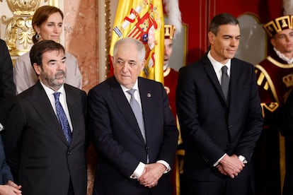 Vicente Guilarte (a la izquierda), junto al presidente del Tribunal Constitucional, Cándido Conde-Pumpido, y el presidente Pedro Sánchez, en el acto del Día de la Constitución el pasado diciembre en el Congreso.