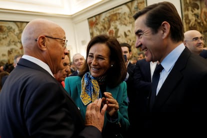 Ana Patricia Botin, presidenta de Banco Santander, habla con el presidente de Banco Sabadell, Josep Oliu (izquierda) y con el presidente de BBVA, Carlos Torres. El encuentro se ha producido durante la toma de posesión, este martes, de José Luis Escrivá como nuevo gobernador del Banco de España. Un acto que ha reunido a los principales directivos del sector bancario español. 