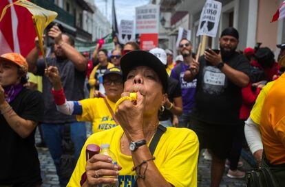 Manifestantes de San Juan, Puerto Rico, claman por mejores condiciones laborales y por el cese de la guerra en Palestina.
