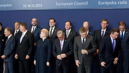 El presidente del Gobierno, Mariano Rajoy (tercero por la izquerda en la fila de atrás), durante la foto de familia de los jefes de Estado y de Gobierno de la Unión Europea (UE) celebrada este jueves en Bruselas (Bélgica).