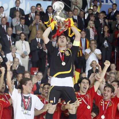 Casillas celebra la victoria de España en la Eurocopa 2008.