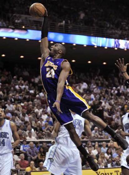 Kobe salta durante un partido hacia canasta.