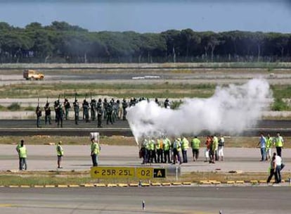 Agentes de la Guardia Civil, en medio de las pistas del aeropuerto, junto a los huelguistas, el 28 de julio de 2006.