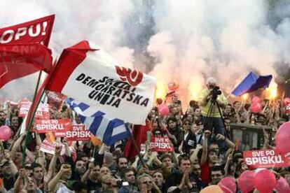 Miles de manifestantes recorren las calles de Belgrado.