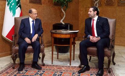 El presidente liban&eacute;s, Michel Aoun (I), con el primer ministro Saad Hariri (D), en el palacio de Baabda, en Beirut, este domingo.