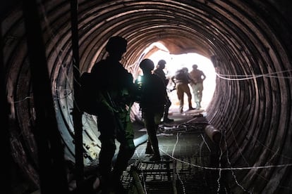 Soldados israelíes examinando un gran sistema de túneles subterráneos de Hamás descubierto en la franja de Gaza.